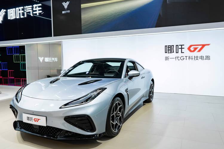 佛山107哪吒汽车在智能汽车领域的表现，领途汽车在新能源汽车市场中的影响力